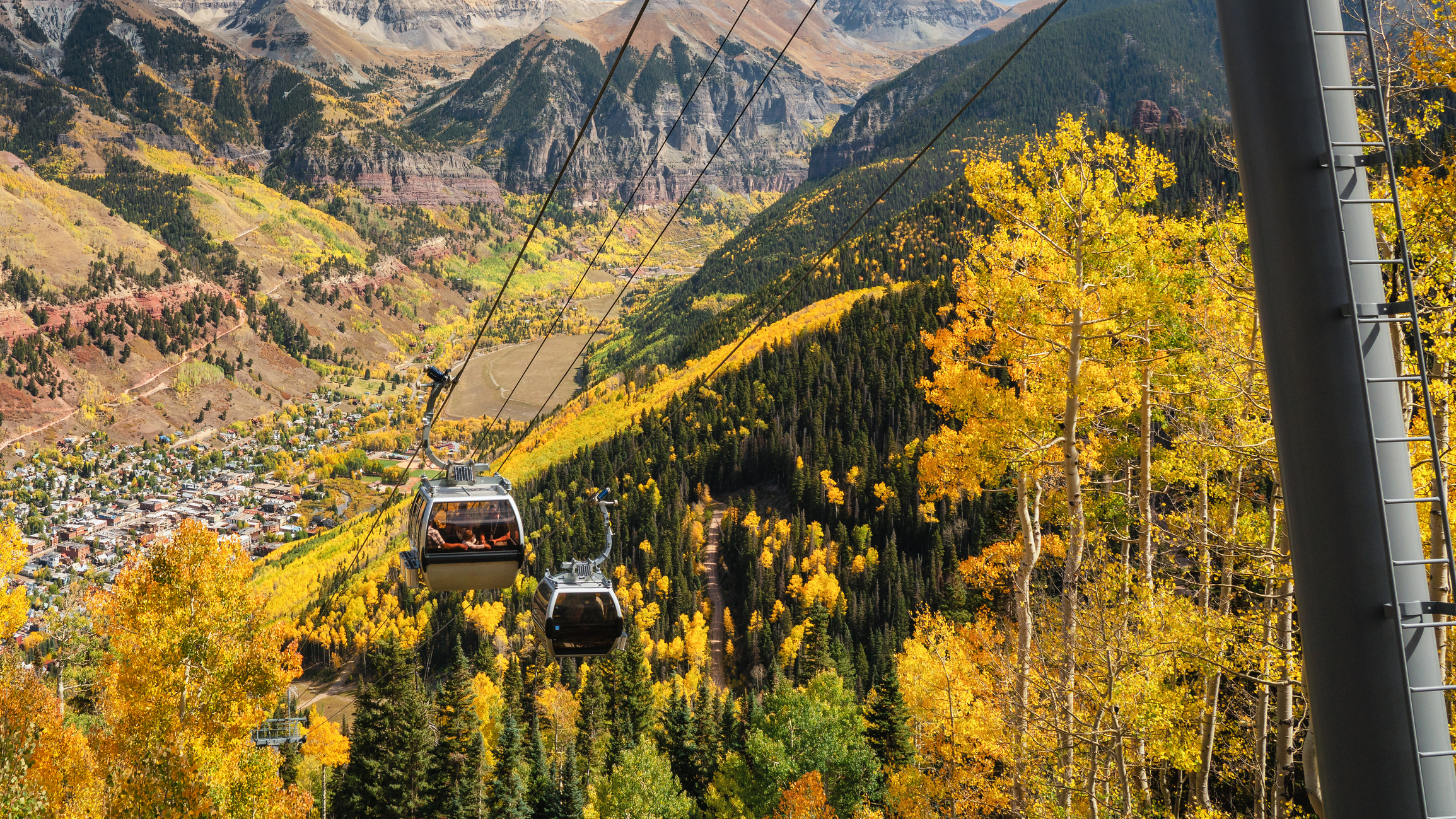 Gondola connecting Telluride and Mountain Village Colorado