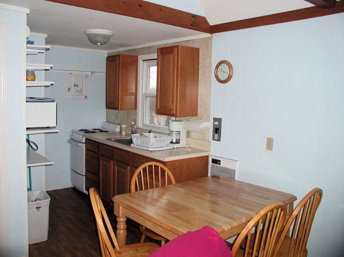 Kitchen w/Dining table