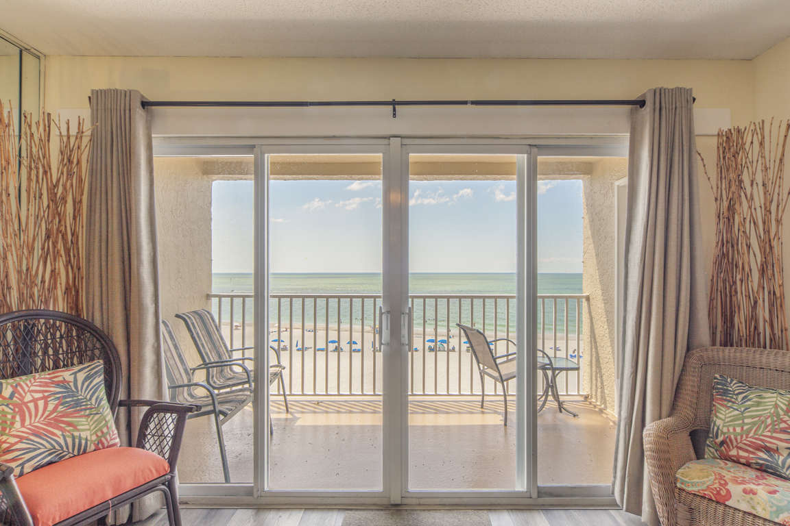 Remodeled Direct Beachfront at John's Pass - Private Balcony - Free WiFi.