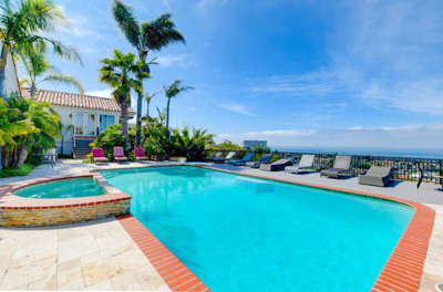 The large pool and hot tub can be used year-round in La Jolla