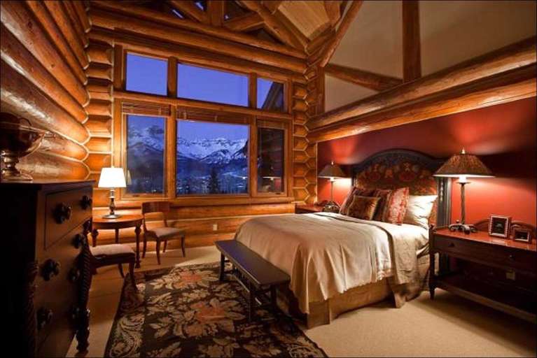 Master Bedroom comes with King Bed and a Beautiful View of Mountains 