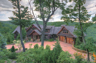 Boone luxury vacation home pet friendly with 4 bedrooms sleeps 14 in the Blue Ridge Mountains