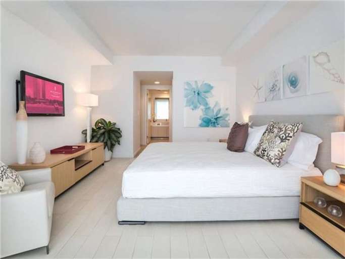Master Bedroom w KingSize Bed and SmartTV