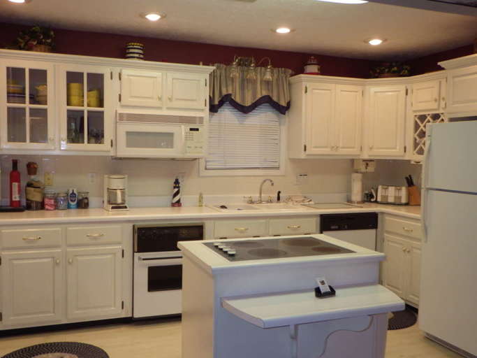 Kitchen  stove top , oven ,coffee pot , micorwave, plenty of dishes and new pots and pans .Two could eat at breakfast bar .