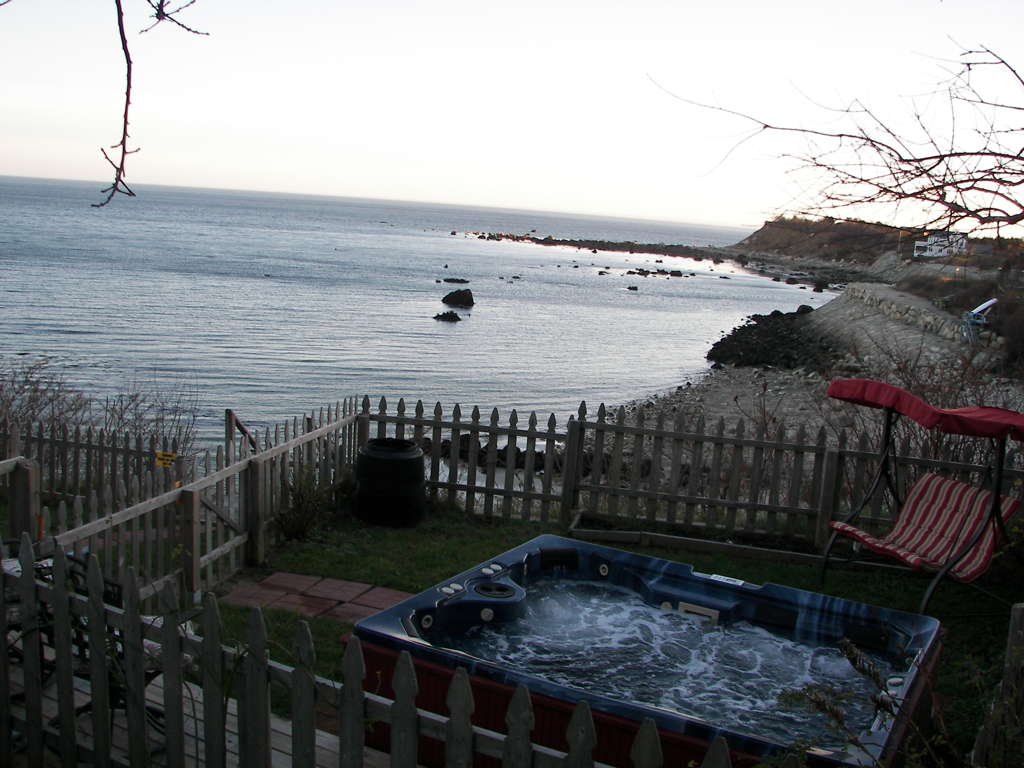 Outdoor spa that overlooking the ocean