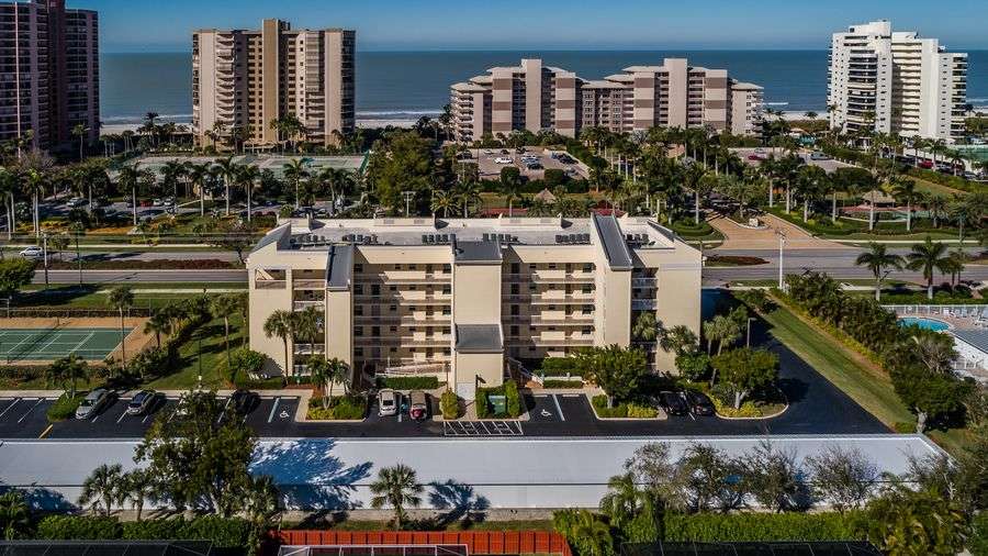 Marco Island condo complex close to the beach with 2 bedrooms sleeps 4